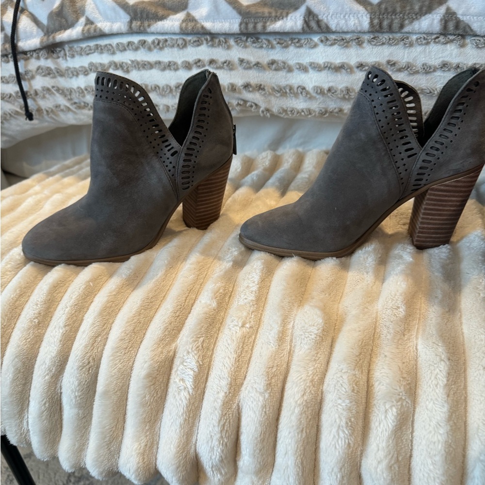 Vince Camuto Fileana bootie graystone